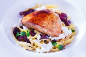 recept na Grilovaná kachní foie gras, tvarohové široké nudle  s karamelizovanou šalotkou