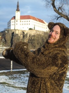 Muž v kostýmu medvěda před zámkem Děčín -Masopust ZOO Děčín