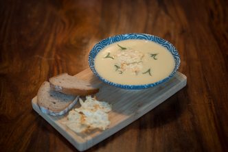 Česnečka v talíři s pečivem a sýrovým chipsem, Recept na česnečku