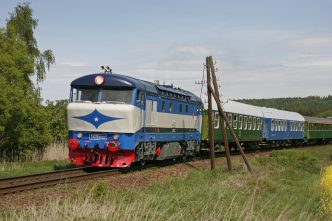 lokomotiva bardotka bude vozit výletníky na Posázavském pacifiku- na obrázku vlak jede krajinou