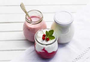Obrázek jogurtů k článku Jak řešit nedostatek vápníku a vitamínu D